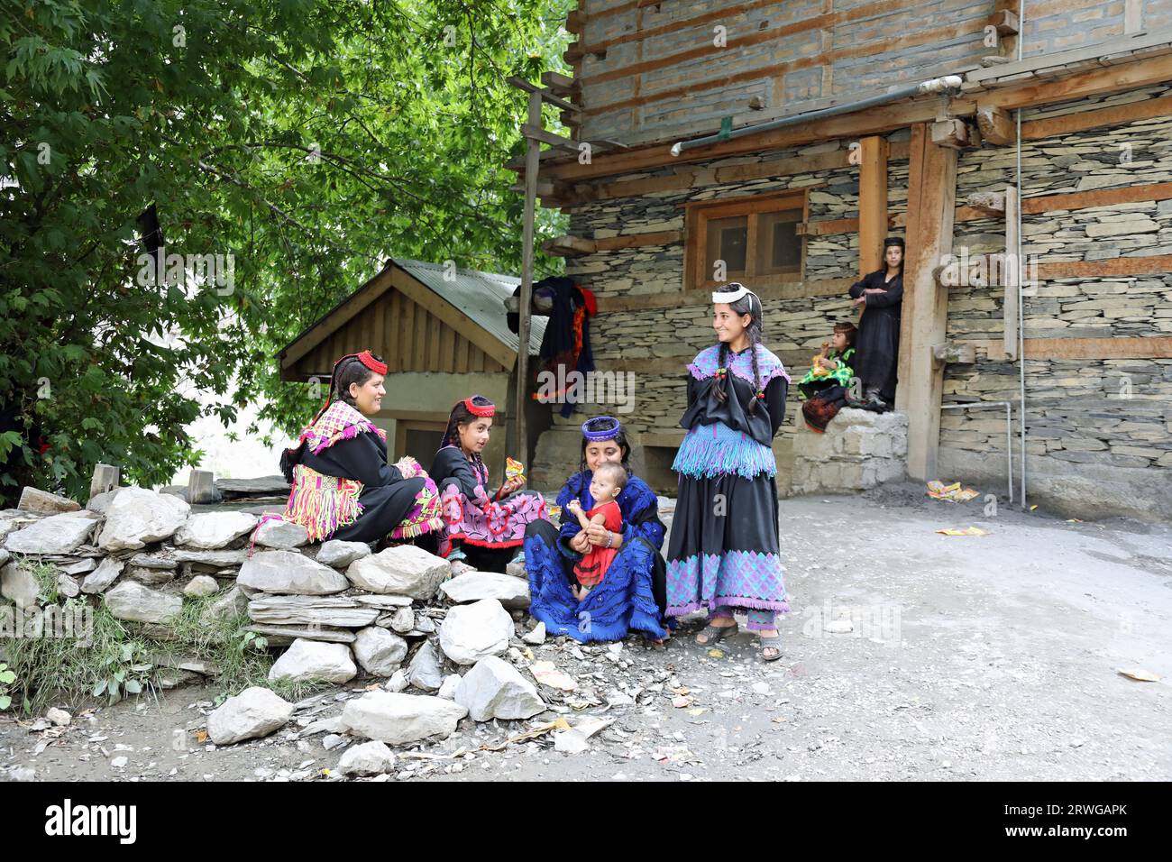 Kalasha-Mädchen im Rumbur-Tal Stockfoto