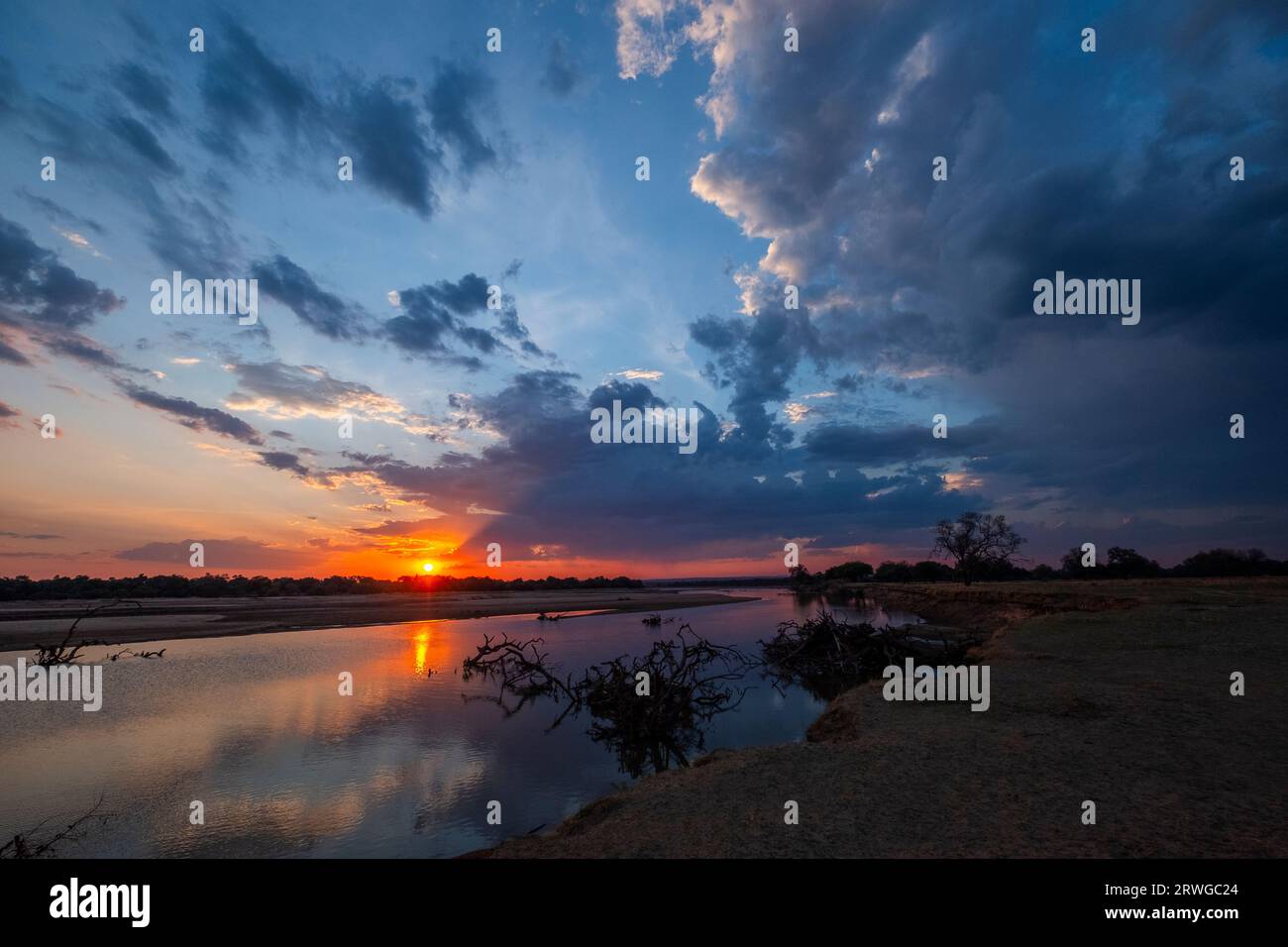 Afrikanischer Sonnenuntergang über der Luangwa-Flusslandschaft. Dramatische Wolkenbildung mit farbenfrohem Himmel. South Luangwa National Park, Sambia, Afrika Stockfoto