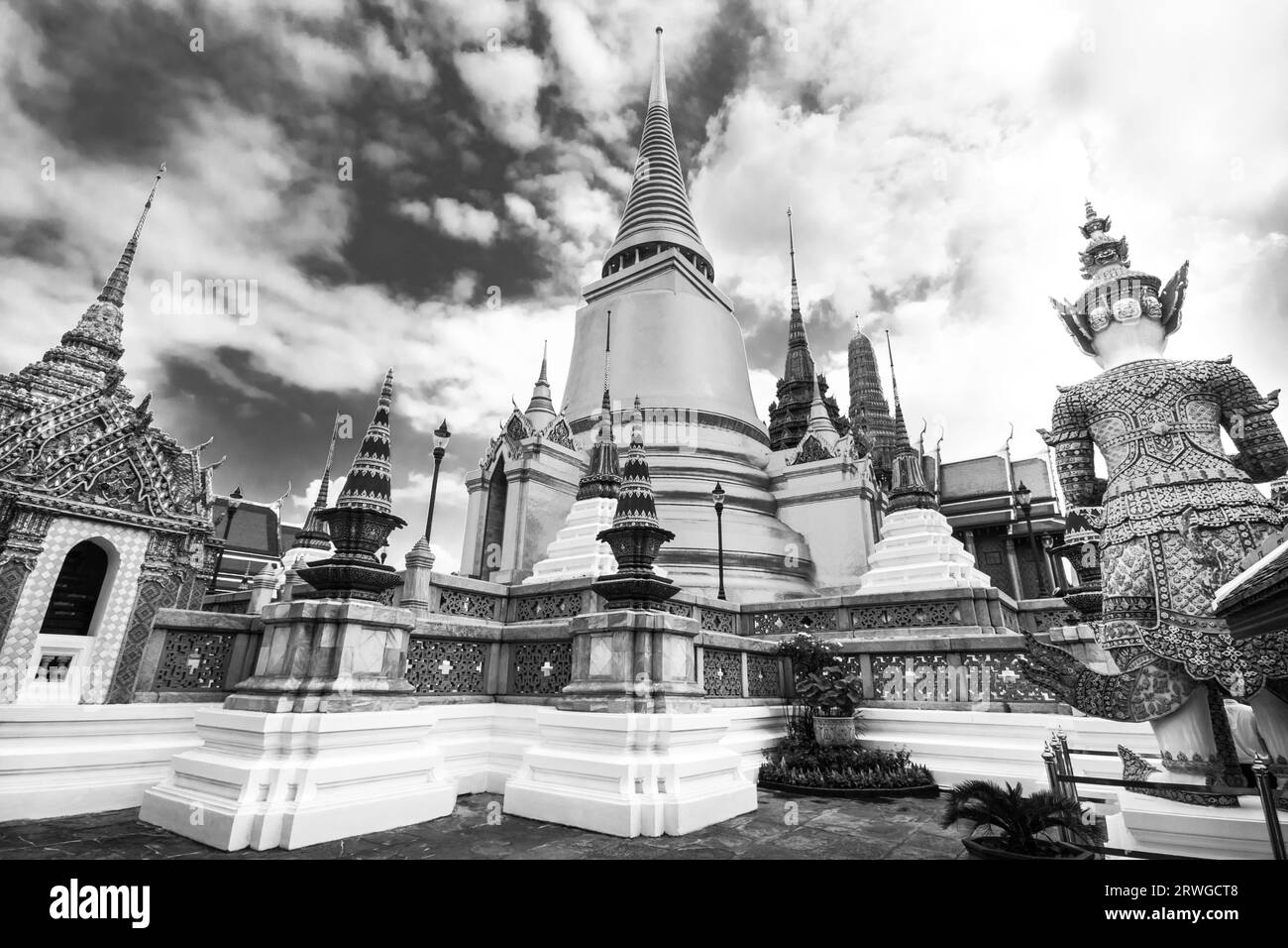 Der Wat Phra Kaew, Tempel des Smaragd Buddha, volle offizielle Bezeichnung Wat Phra Si Rattana Satsadaram, wird als der heiligsten buddhistischen Tempel (Wat) in Bangkok, Thailand. Stockfoto