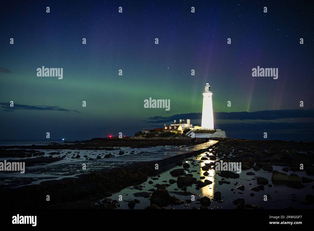 Aurora Borealis/Northern Lights über dem St. Mary's Lighthouse, Whitley Bay Stockfoto