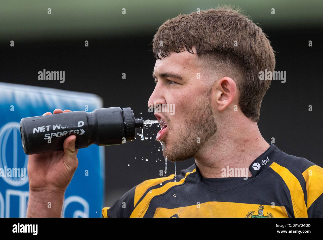 Englische Herren Amateurspieler der Rugby Union spielen in einem Ligaspiel. Stockfoto