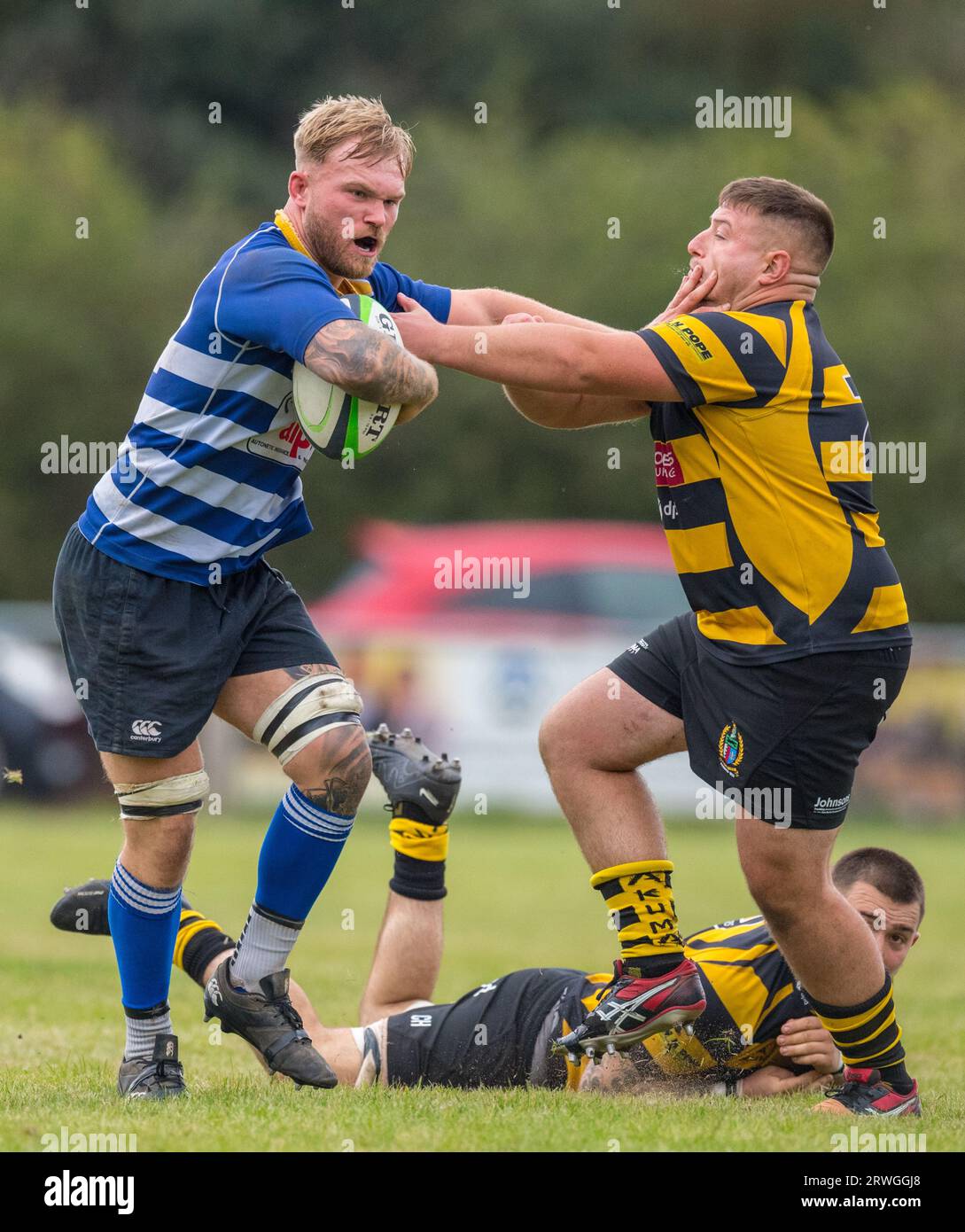 Englische Herren Amateurspieler der Rugby Union spielen in einem Ligaspiel. Stockfoto