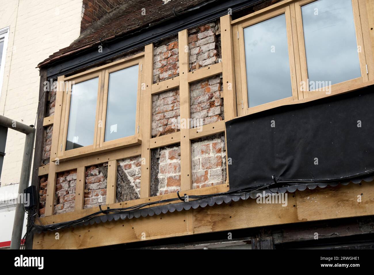Der Wiederaufbau der Mauer eines Fachwerkgebäudes in Tewkesbury UK Stockfoto