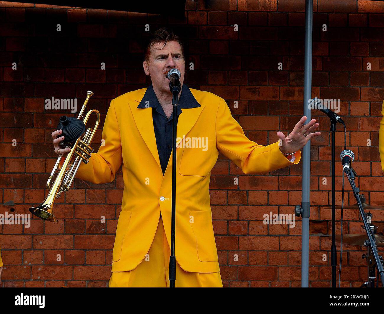 Jive Aces-Sänger Ian Clarkson tritt während des Jazz Festival Weekend 2023 in Derry, Nordirland, auf. Foto: George Sweeney/Alamy Stockfoto Stockfoto