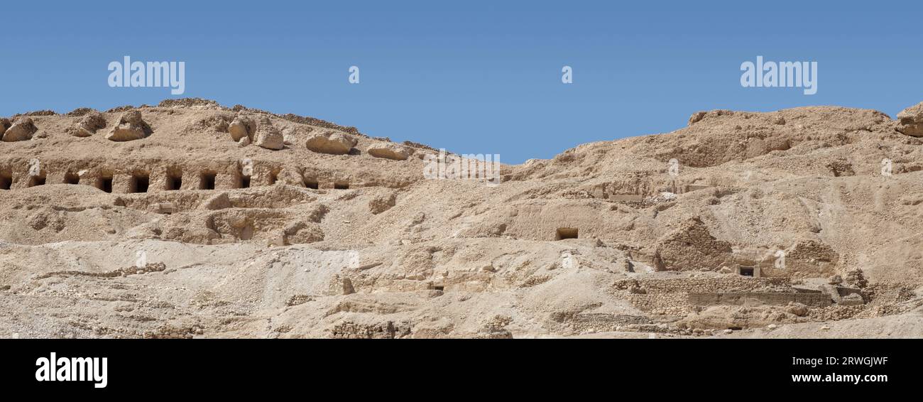 Blick auf Saff Reihe Gräber von Qurnet Murai am Westufer des Nils in Luxor, Oberägypten Stockfoto
