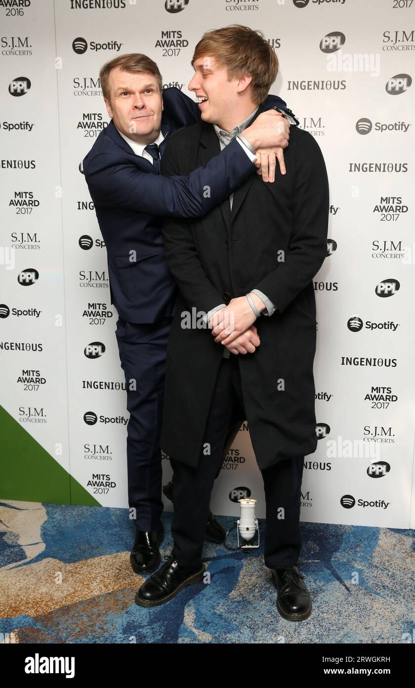 Rob Stringer (L) und George Ezra nehmen an den 26. Jährlichen Music Industry Trust Awards im Grosvenor House Hotel in London Teil. Stockfoto