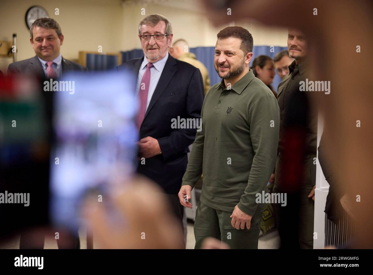 Staten Island, Usa. 19. September 2023. Ukrainischer Präsident Wolodymyr Zelenskyy, rechts, zusammen mit Northwell Health CEO Michael Dowling, Zentrum, während eines Besuchs mit verwundeten Soldaten, die sich in Behandlung und Rehabilitation am Staten Island University Hospital, 19. September 2023 in Staten Island, New York, USA, befinden. Kredit: Ukrainischer Ratsvorsitz/Ukrainisches Pressebüro/Alamy Live News Stockfoto