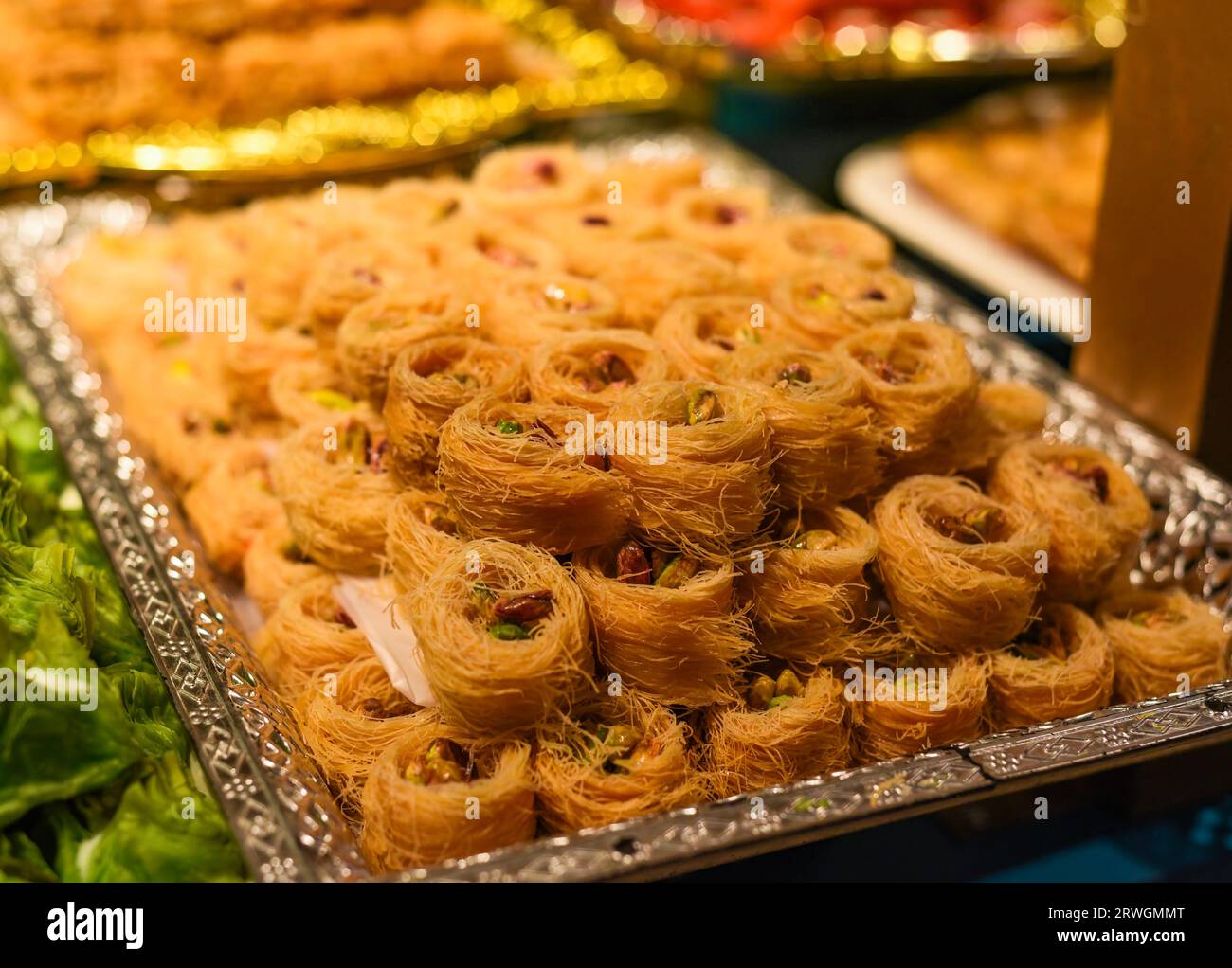 Türkische Köstlichkeiten und Süßigkeiten aus Honig und Nüssen Stockfoto