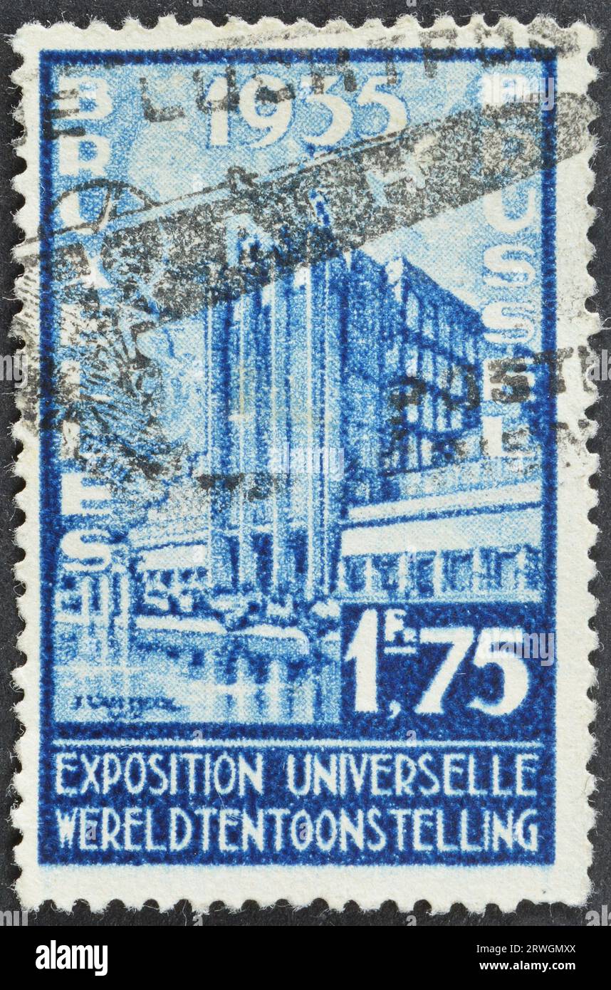 Von Belgien gedruckte Briefmarke, die die Brüsseler Internationale Ausstellung von 1935 zeigt - belgischer Pavillon, Weltausstellung Brüssel, ca. Stockfoto