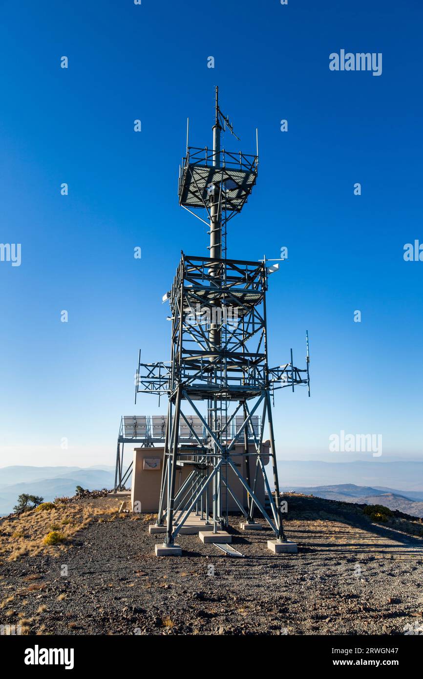 Repeater Tower auf dem Fredonyer Peak im Lassen County Calfiornia, USA. Stockfoto