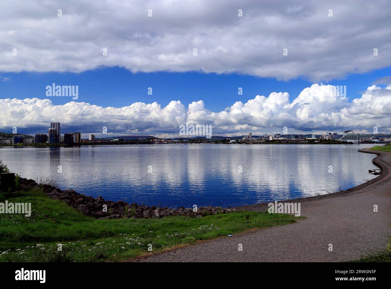 Dramatische Wolkenbildung über Cardiff Bay, Cardiff, Wales. Stockfoto