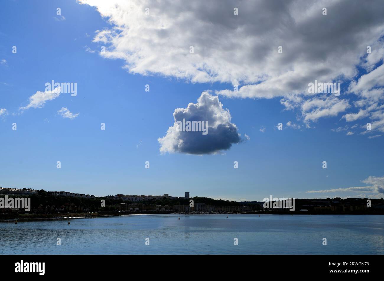 Dramatische Wolkenbildung über Cardiff Bay, Cardiff, Wales. Stockfoto