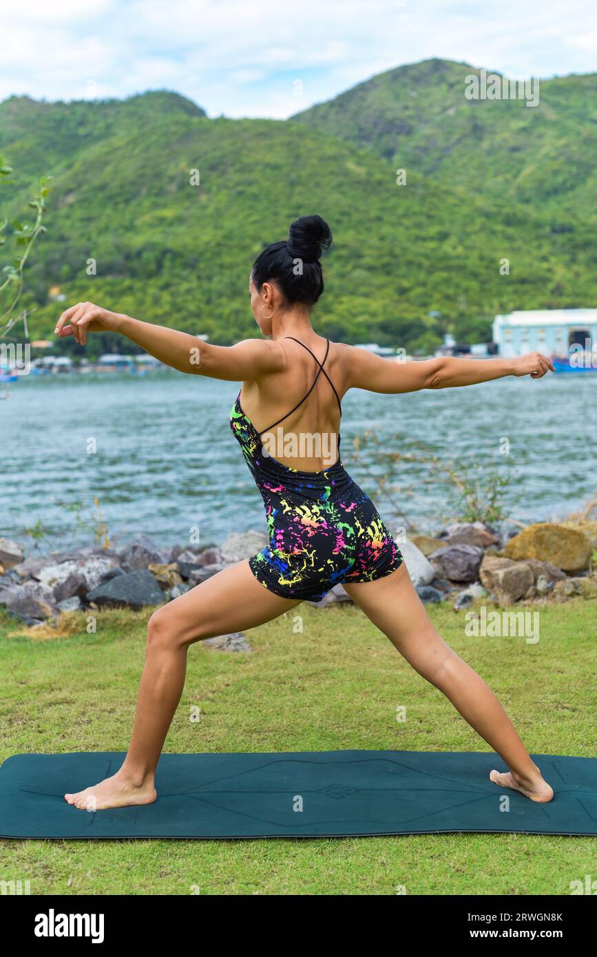 Warrior 2 posiert oder Virabhadrasana 2 Yoga mit ukrainischer Frau macht es draußen Stockfoto