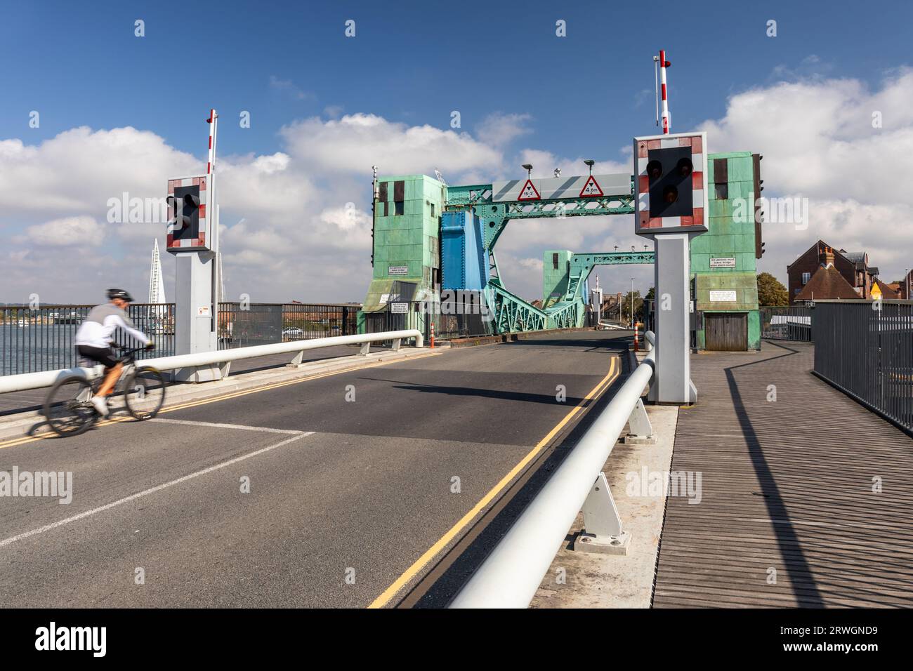 Die Poole Bridge (auch bekannt als Hamworthy Bridge) ist eine Bascule Bridge, die eine Straßenverbindung über einen vielbefahrenen Bootkanal, Poole, Dorset, England, Großbritannien, bietet Stockfoto