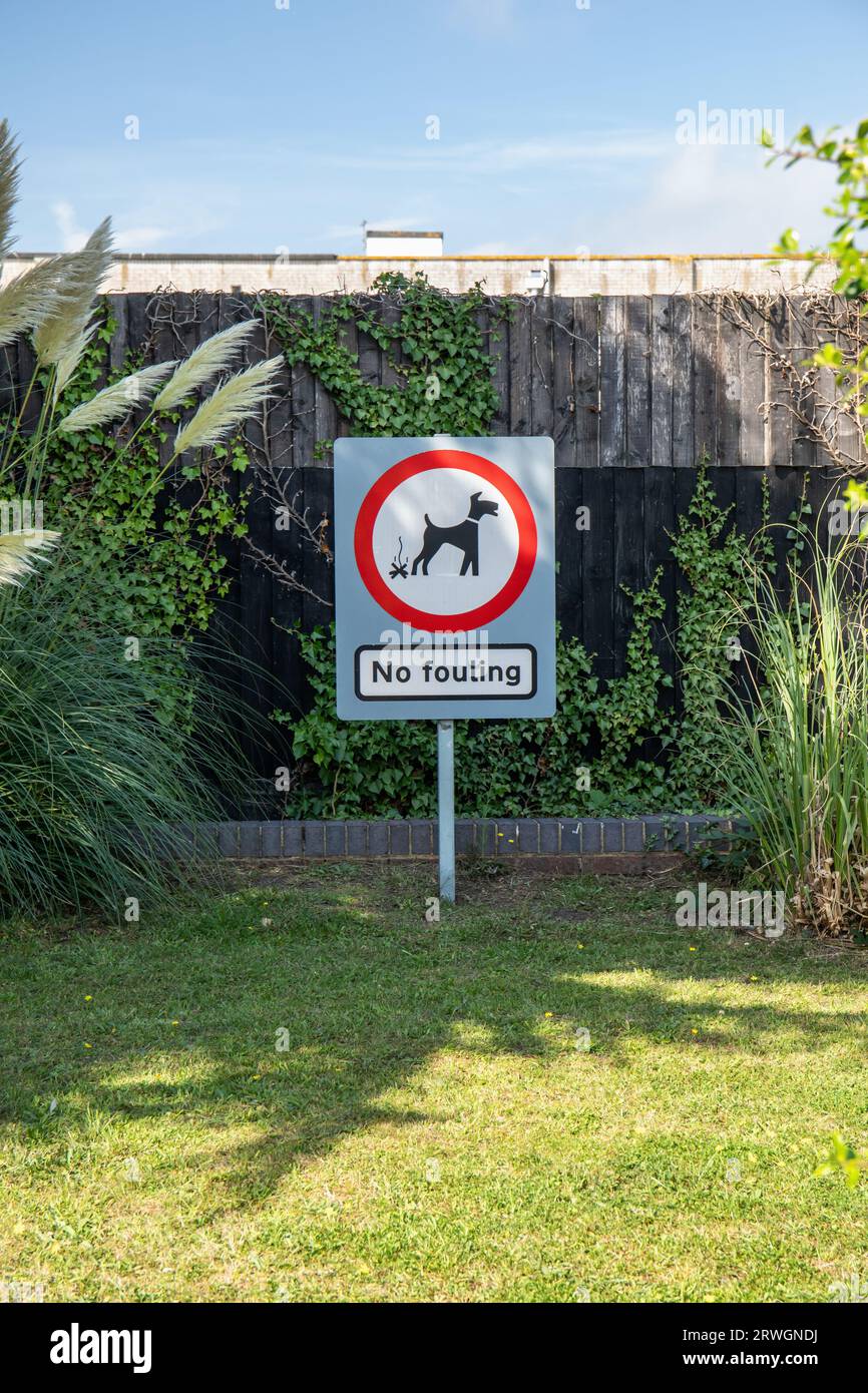 Kein Fouling Dog Schild - eine Warnung für Hundebesitzer. Poole, Dorset, England, Großbritannien Stockfoto
