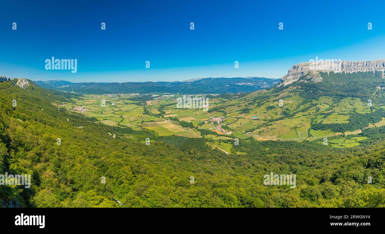 Malerischer Blick auf ein grünes Tal mit kleinen Dörfern Stockfoto