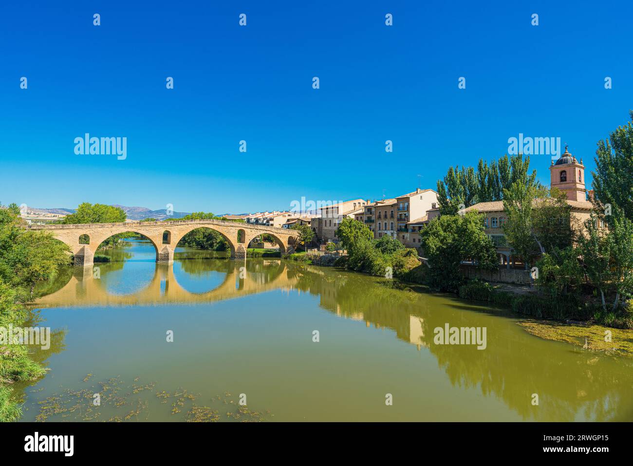 Blick auf die berühmte Brücke über den Fluss Arga in Puente la Reina, Navarra. Dieses historische Gebäude und das Dorf sind wichtig auf dem Jakobsweg Stockfoto