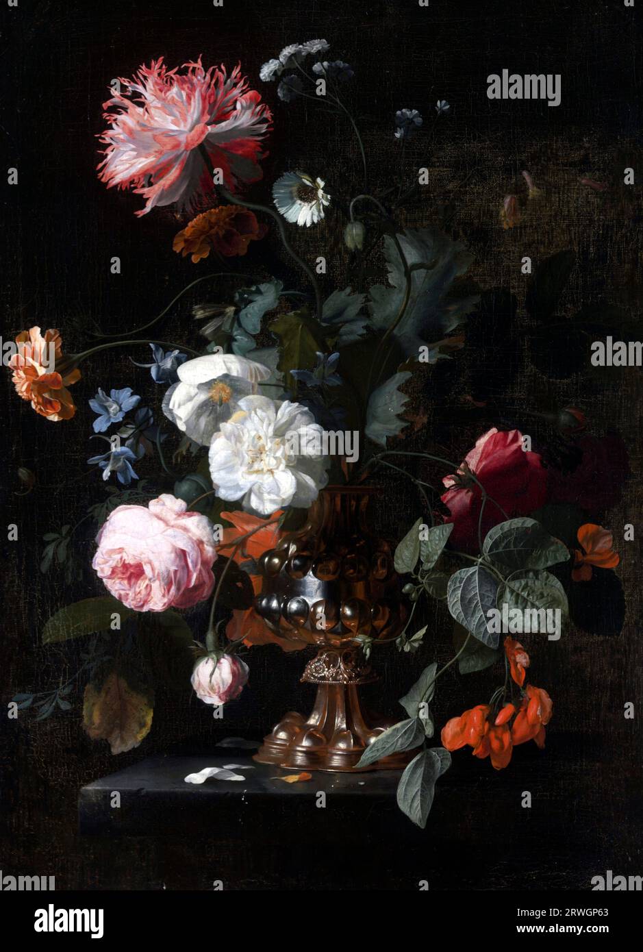 Blumen in einer Metallvase des niederländischen Malers des Goldenen Zeitalters, Simon Pietersz Verelst (1644–1945) 1721), Öl auf Leinwand, ca. 1700 Stockfoto