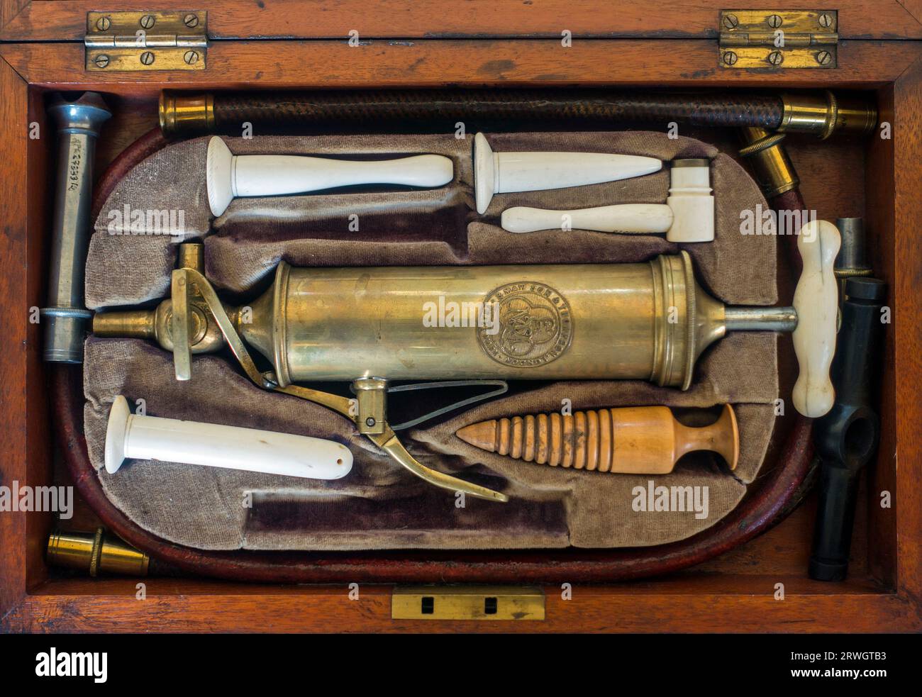 Set aus dem 19. Jahrhundert mit Instrumenten zur Magenspülung/Magenpumpe/Magenspülung in antiker Holzkiste Stockfoto