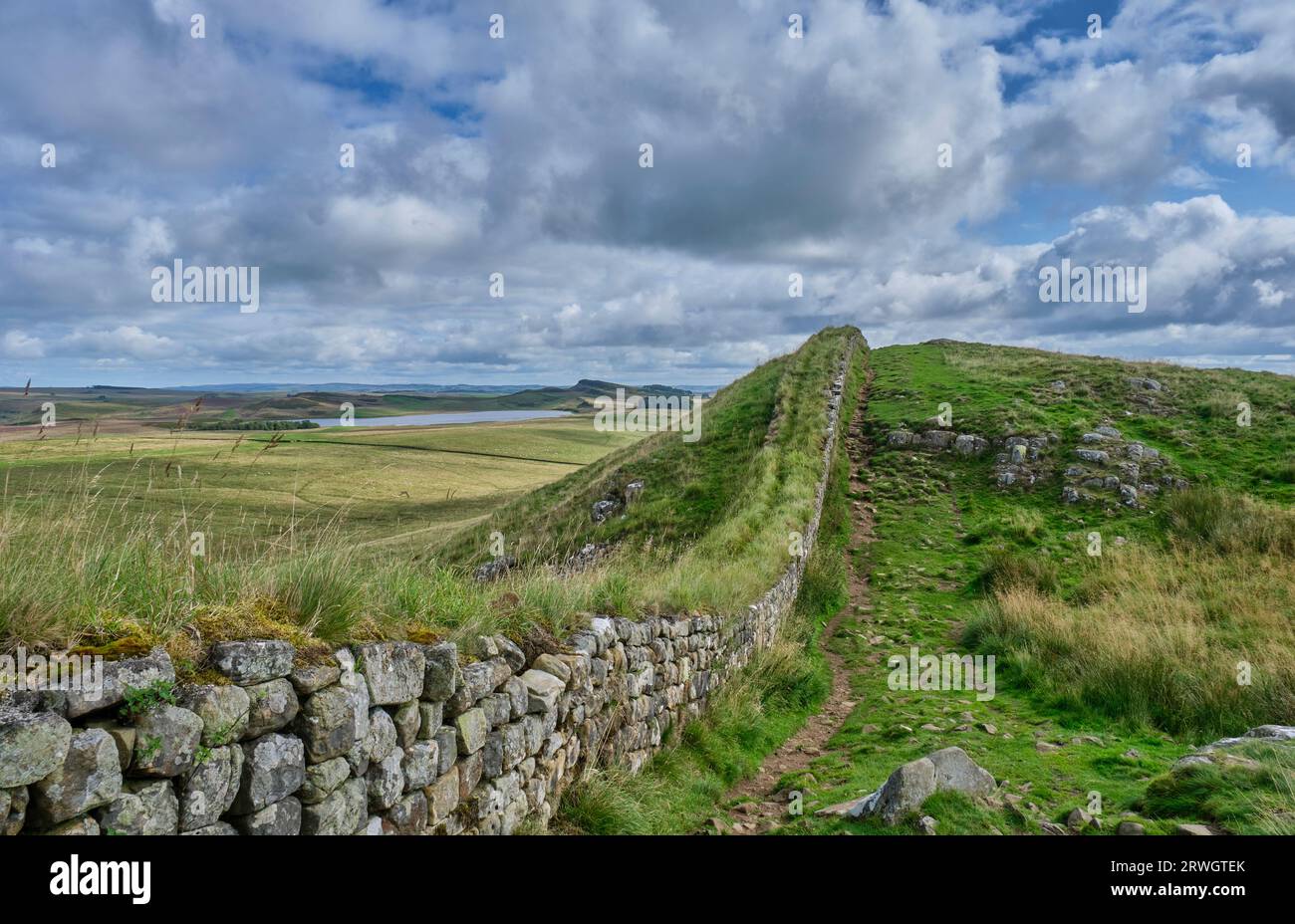 Hadrian's Wall and National Trail and Broomlee Lough, nahe Housesteads, Northumberland Stockfoto