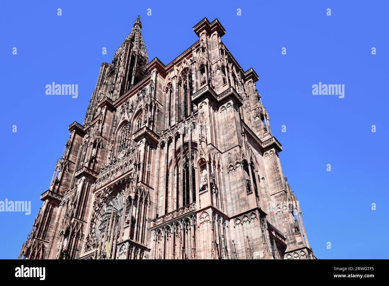 Turm der berühmten Straßburger Kathedrale in Frankreich im romanischen und gotischen Architekturstil Stockfoto