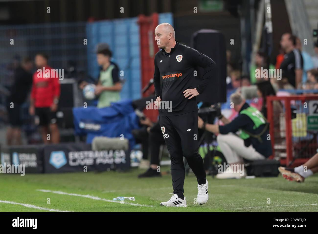 Trainer Aleksandar Vukovic von Piast Gliwice in Aktion während des polnischen PKO Ekstraklasa League 2023/2024 Fußballspiels zwischen Piast Gliwice und Legia Warszawa im Gliwice Muncipal Stadium. Endstand: Piast Gliwice 1:1 Legia Warszawa. (Foto: Grzegorz Wajda/SOPA Images/SIPA USA) Stockfoto