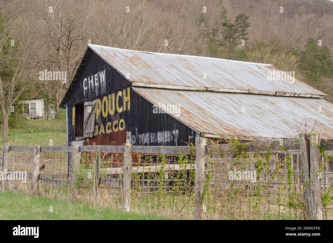 Im ganzen Nordosten gibt es Postbeutel-Scheunen, die Tabakwerbung betreiben. Stockfoto