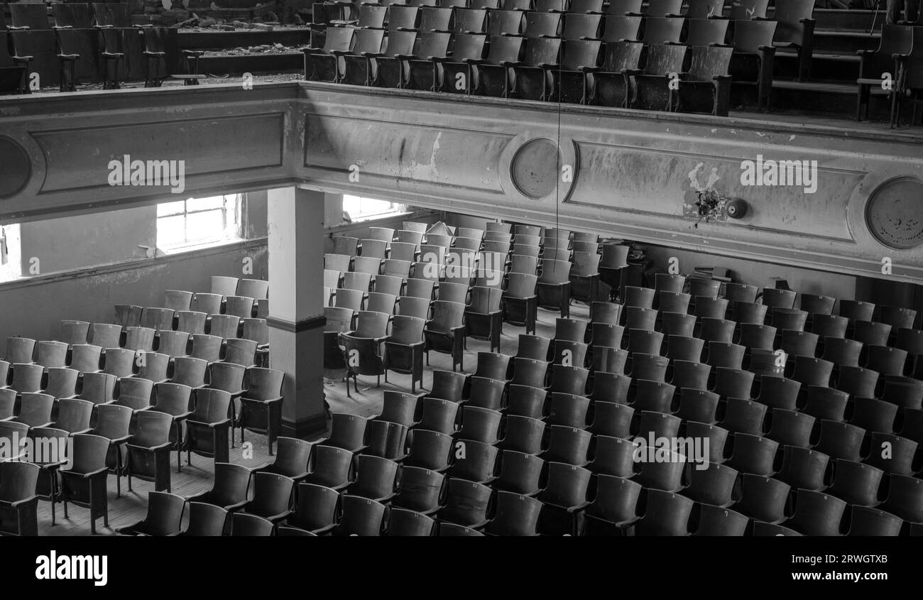 Auditorium in einer alten verlassenen Schule Stockfoto