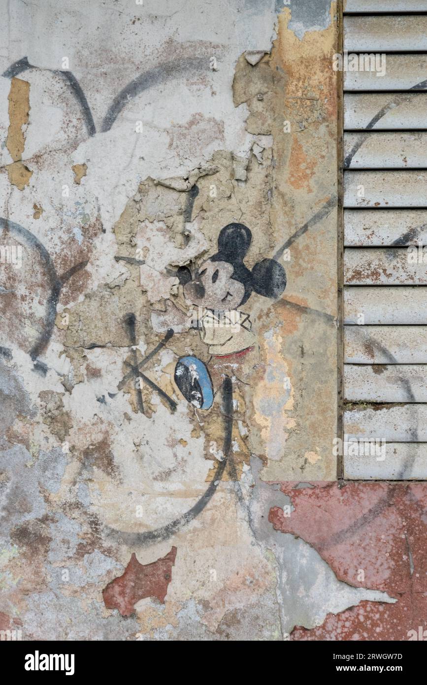 Verlassenes Gebäude in Puerto Rico mit der Zeichentrickfigur Mickey Mouse von Walt Disney Stockfoto