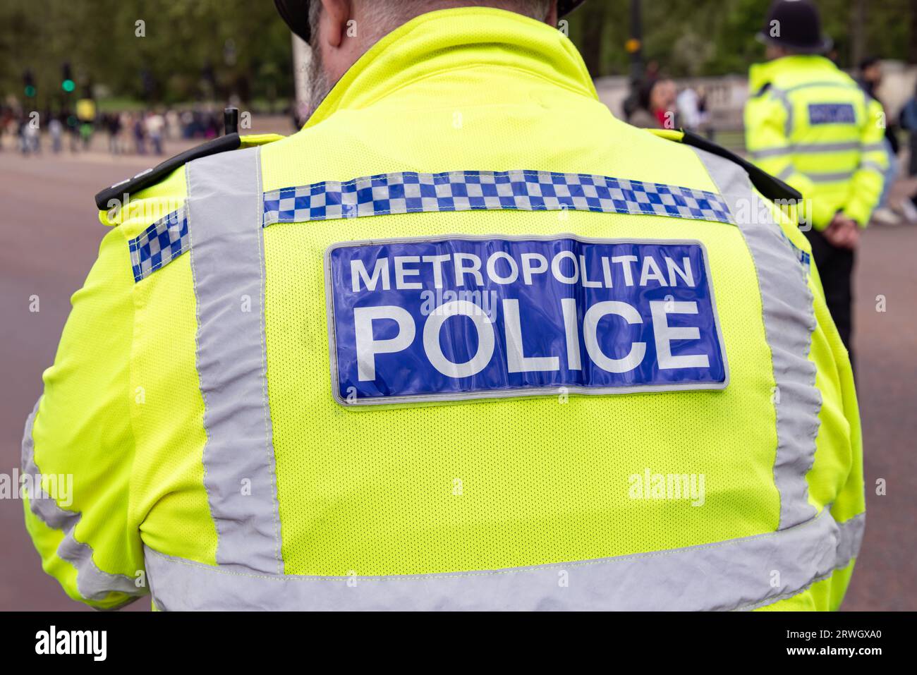 Rückseite der Weste eines Londoner Polizeibeamten in Hi-Visibility Uniform Stockfoto