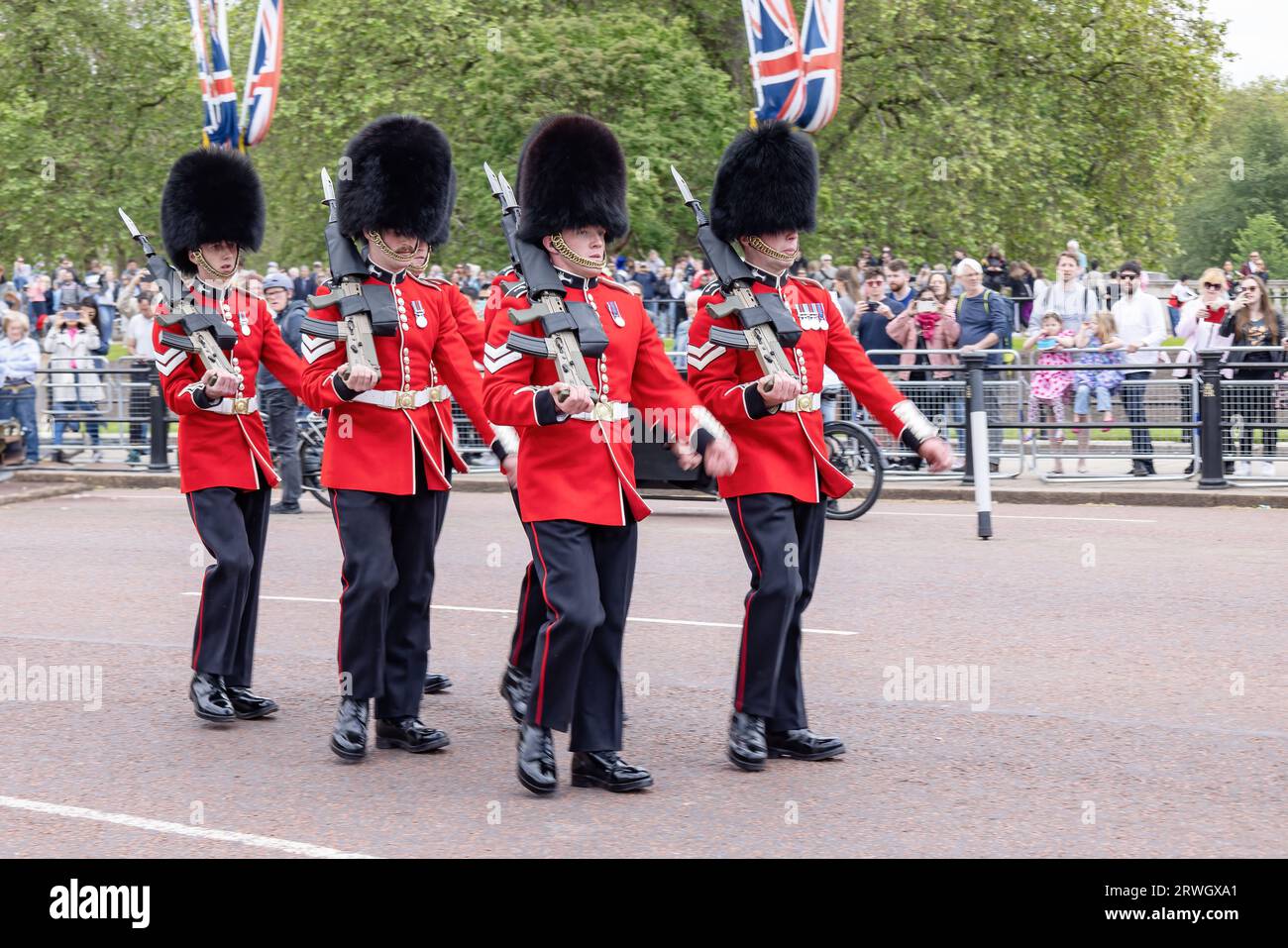 London, Großbritannien - Mai 2023: Soldaten in klassischen roten Mänteln und Bärenpelz ziehen während der traditionellen Changi-Parade entlang der Mall in Royal Guards Stockfoto