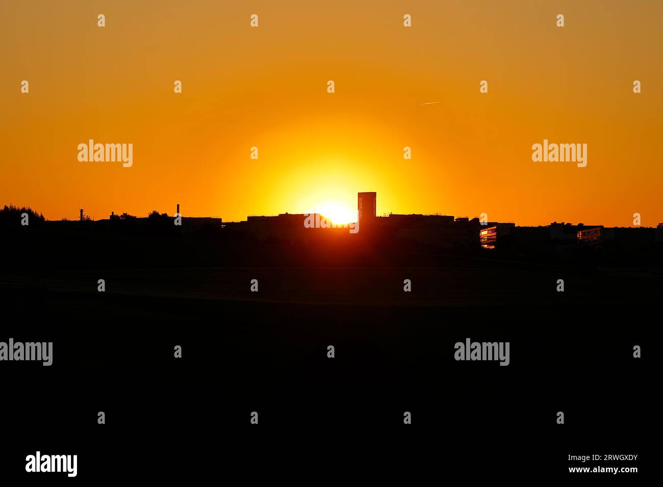 Sonnenuntergang mit einem scharfen Kontrast von hell bis dunkel Stockfoto