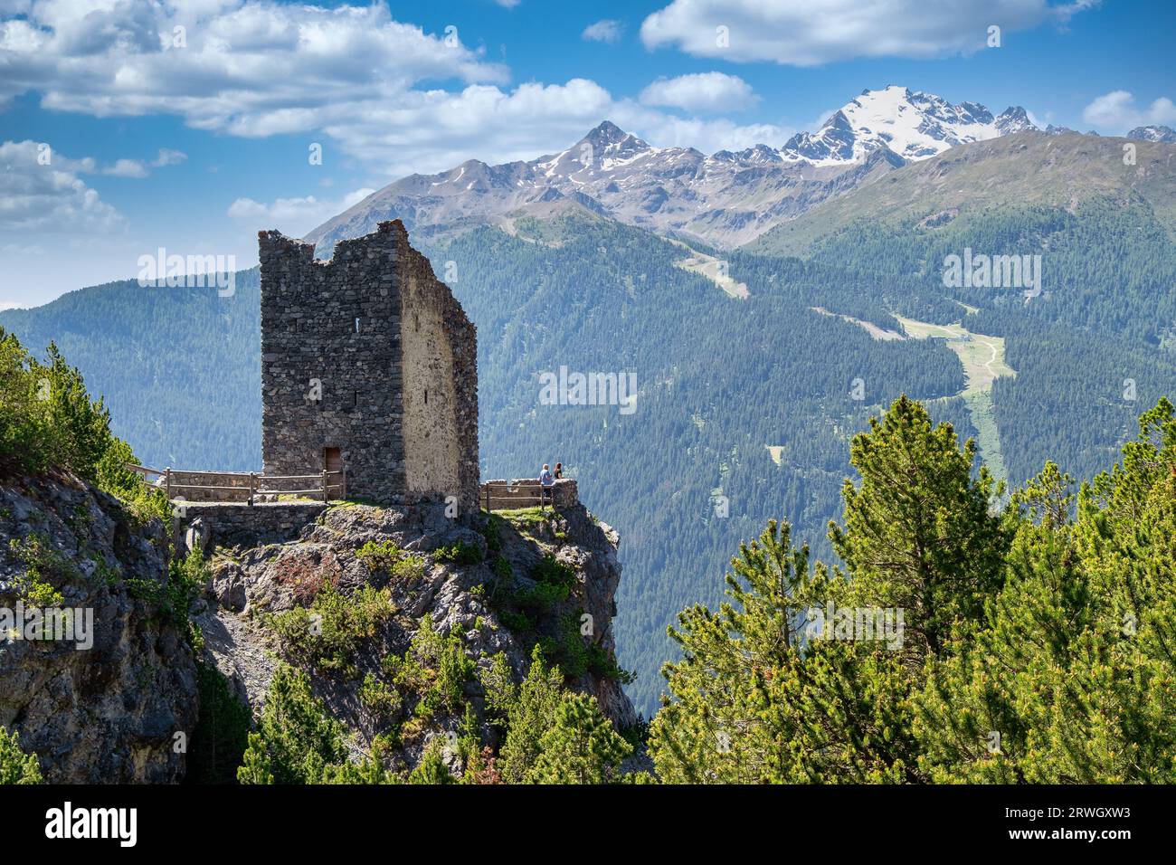 Fraele erhebt sich in der Nähe der Staudämme von Cancano, der künstlichen Wasserbecken und des Tals auf etwa 1900 Metern über dem Meeresspiegel im Nationalpark Stilfser Land, Valtellina Stockfoto