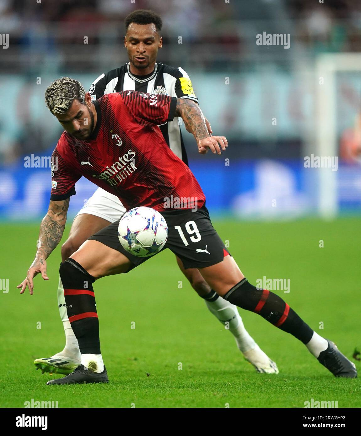 Jacob Murphy von Newcastle United und Theo Hernandez von AC Mailand kämpfen während des Spiels der UEFA Champions League Gruppe F im San Siro in Mailand um den Ball. Bilddatum: Dienstag, 19. September 2023. Stockfoto