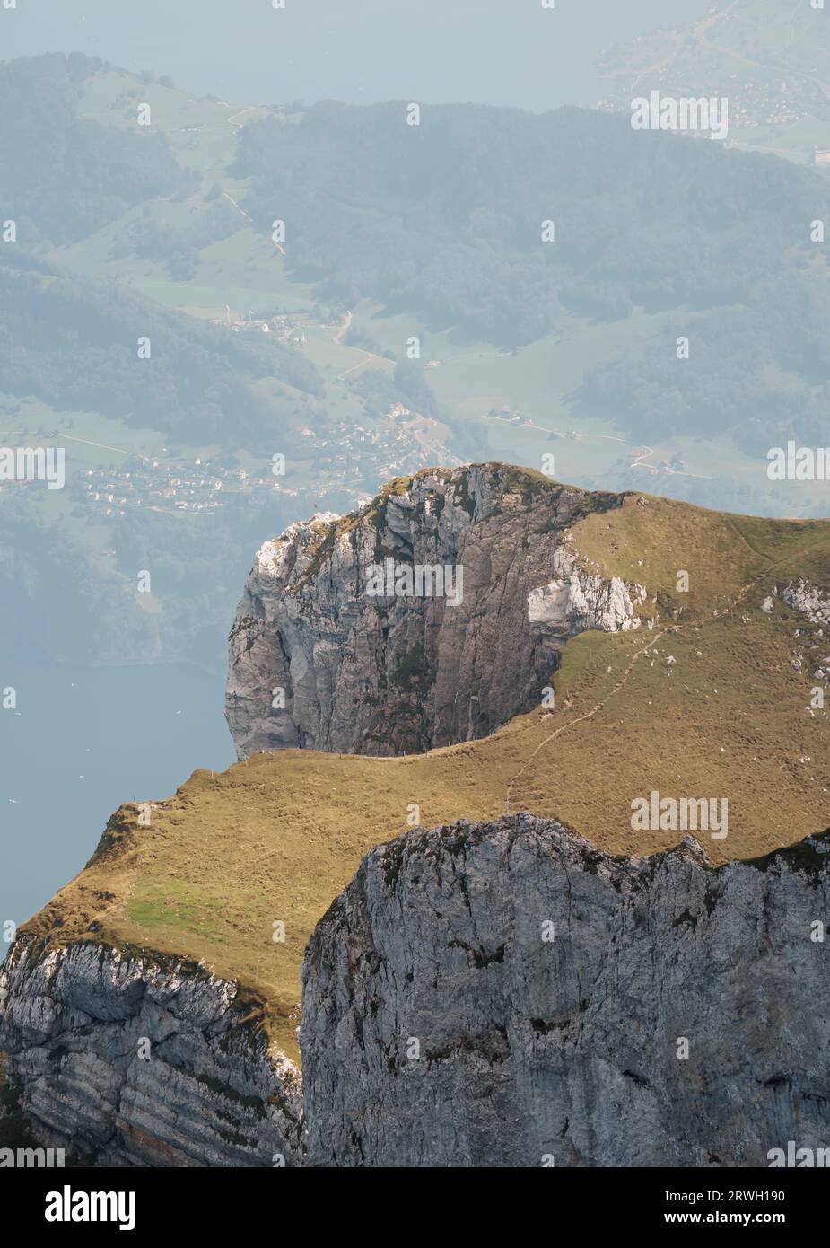 Blick hinunter vom Gipfel des Pilatus in der Schweiz Stockfoto