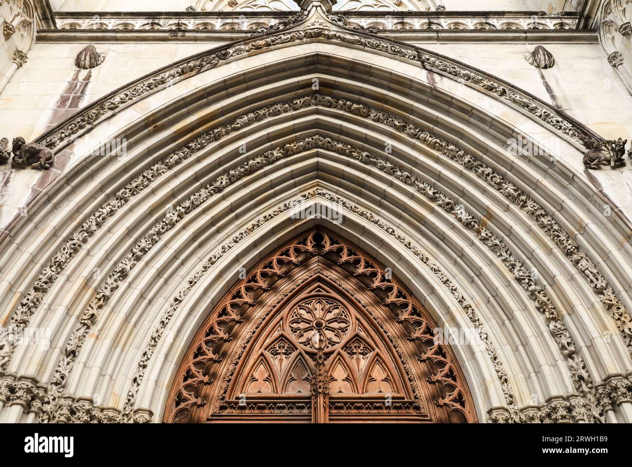 Bilbao, Spanien - 15. August 2023: Wunderschöne Holztür im gotischen Stil der Kathedrale-Kirche von Bilbao, die dem Apostel St. Jakobus gewidmet ist Stockfoto