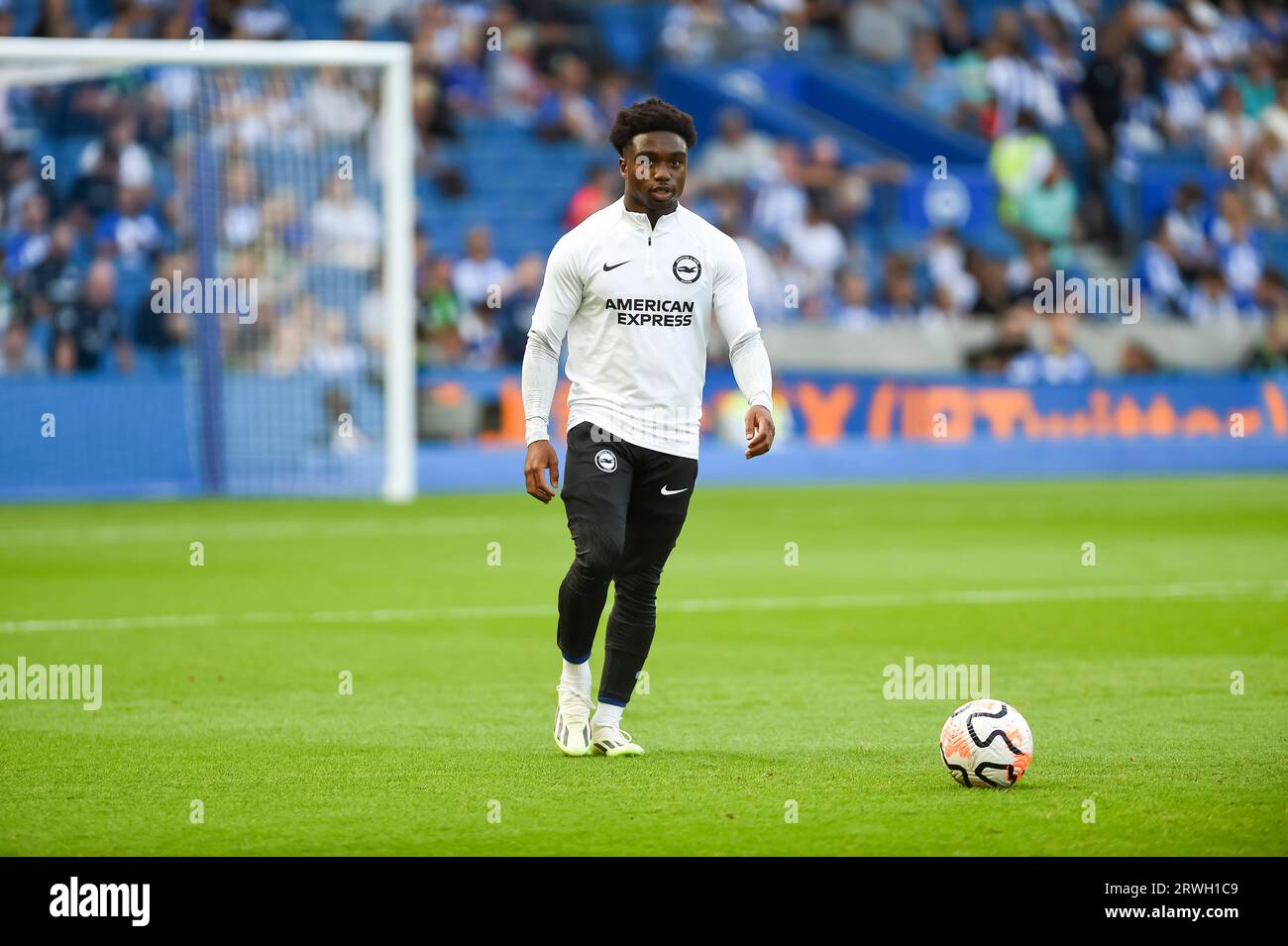 Brighton und Hove Albion gegen Newcastle United - Premier League-Spiel im American Express Community Stadium in Brighton. Samstag, 2. September 2023 - Brighton Verteidiger Tariq Lamptey vor dem Spiel - kein Merchandising. Für Football Images gelten die FA- und Premier League-Einschränkungen, einschließlich keine Nutzung des Internets/Mobilgeräts ohne FAPL-Lizenz. Für weitere Informationen wenden Sie sich bitte an Football Dataco Stockfoto