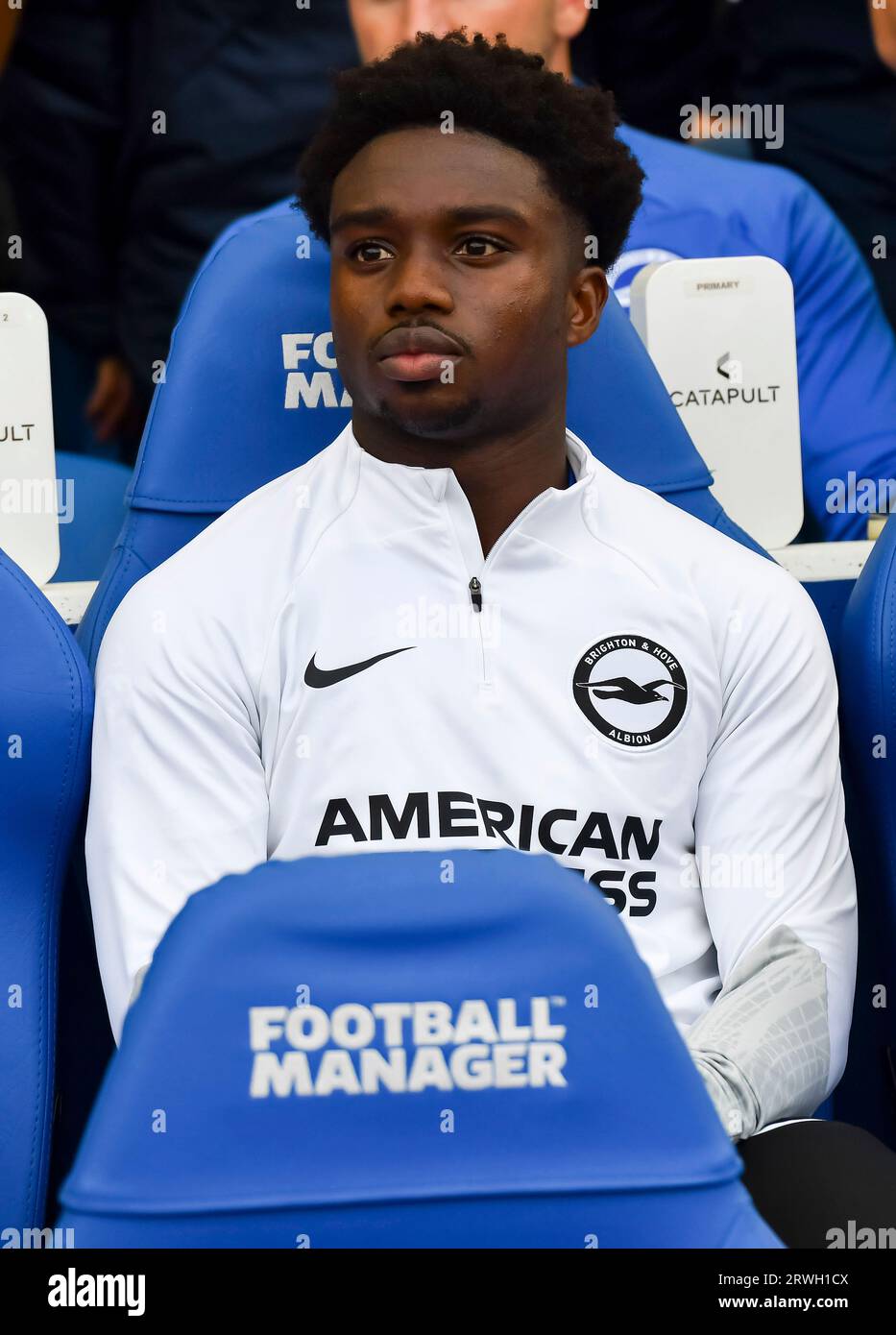 Brighton und Hove Albion gegen Newcastle United - Premier League-Spiel im American Express Community Stadium in Brighton. Samstag, 2. September 2023: Brighton-Verteidiger Tariq Lamptey auf der Bank kein Merchandising. Für Football Images gelten die FA- und Premier League-Einschränkungen, einschließlich keine Nutzung des Internets/Mobilgeräts ohne FAPL-Lizenz. Für weitere Informationen wenden Sie sich bitte an Football Dataco Stockfoto