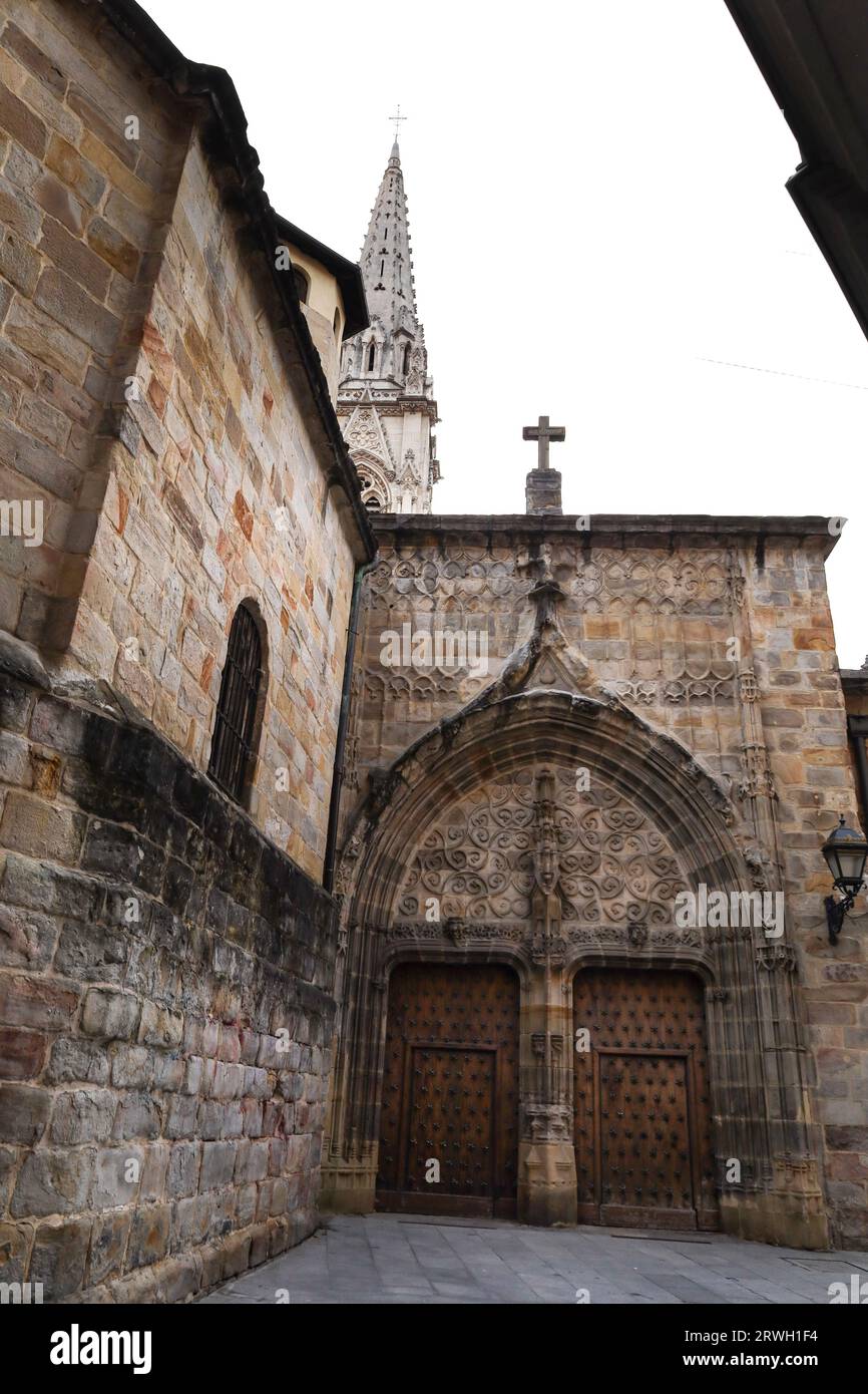 Bilbao, Spanien - 15. August 2023: Wunderschöne Kathedrale-Kirche von Bilbao, gewidmet dem heiligen Jakobus Apostel Stockfoto