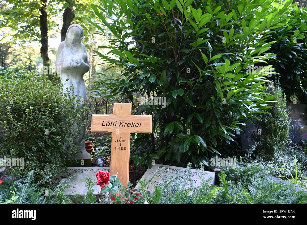 Köln, Deutschland. September 2023. Das Grab der Schauspielerin Lotto Krekel und ihrer 2013 verstorbenen Schwester Hildegard Krekel auf dem Kölner Melaten-Friedhof. Quelle: Horst Galuschka/dpa/Alamy Live News Stockfoto