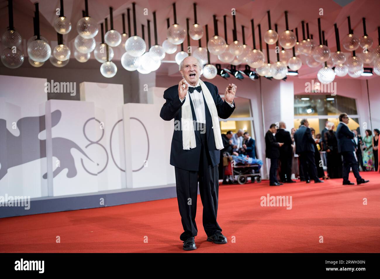 VENEDIG, ITALIEN - 4. SEPTEMBER: Vittorio Storaro besucht einen roten Teppich für den Film „Coup de Chance“ beim 80. Internationalen Filmfestival in Venedig am Stockfoto