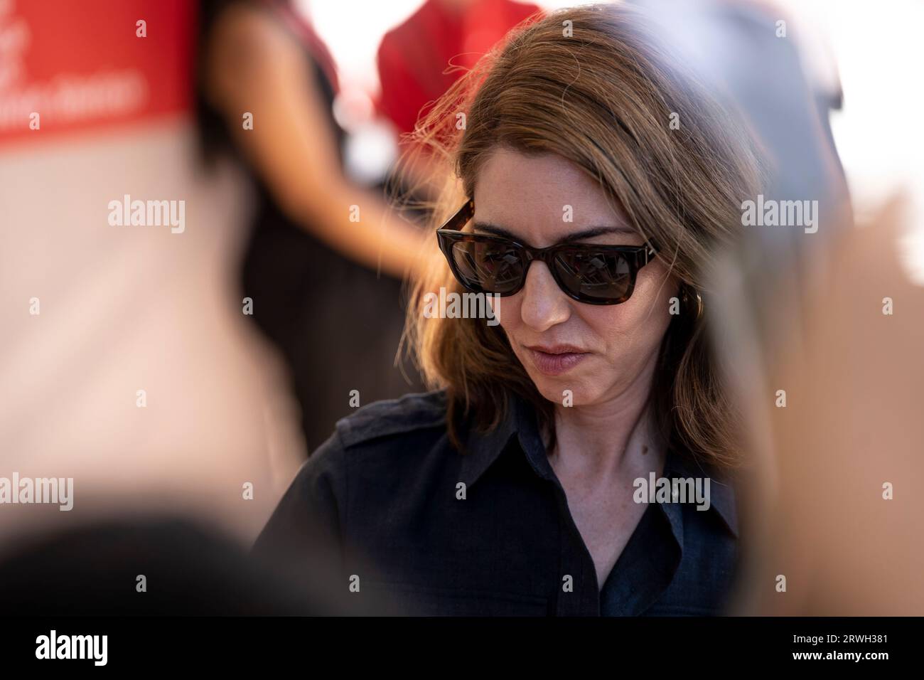 VENEDIG, ITALIEN - 4. SEPTEMBER: Cailee Spaeny, Priscilla Presley, Sofia Coppola und Jacob Elordi treffen die Fans nach dem Fotocall auf dem 80. Venice in Stockfoto