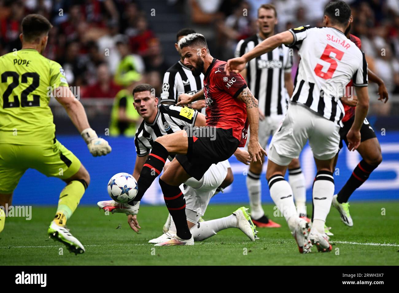 Mailand, Italien. 19. September 2023. Olivier Giroud vom AC Mailand versucht während des Serie-A-Fußballspiels zwischen AC Mailand und Newcastle United FC. Quelle: Nicolò Campo/Alamy Live News Stockfoto