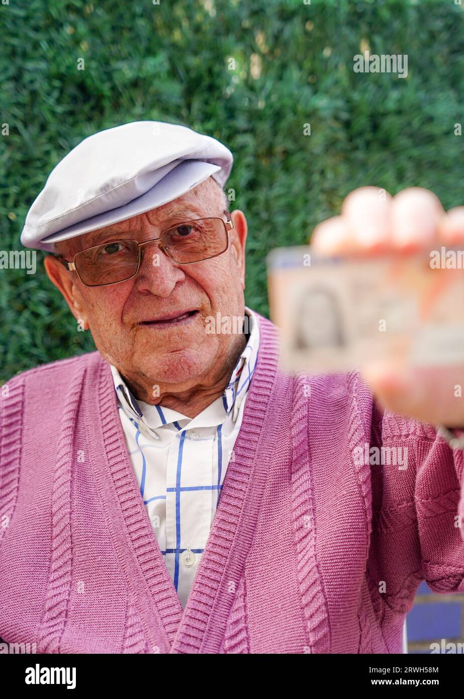 kaukasischer Seniormann, der seinen Ausweis zeigt. Altersrechte und Freiheit. Nationales Identitätsdokument. Migrationskrise Stockfoto