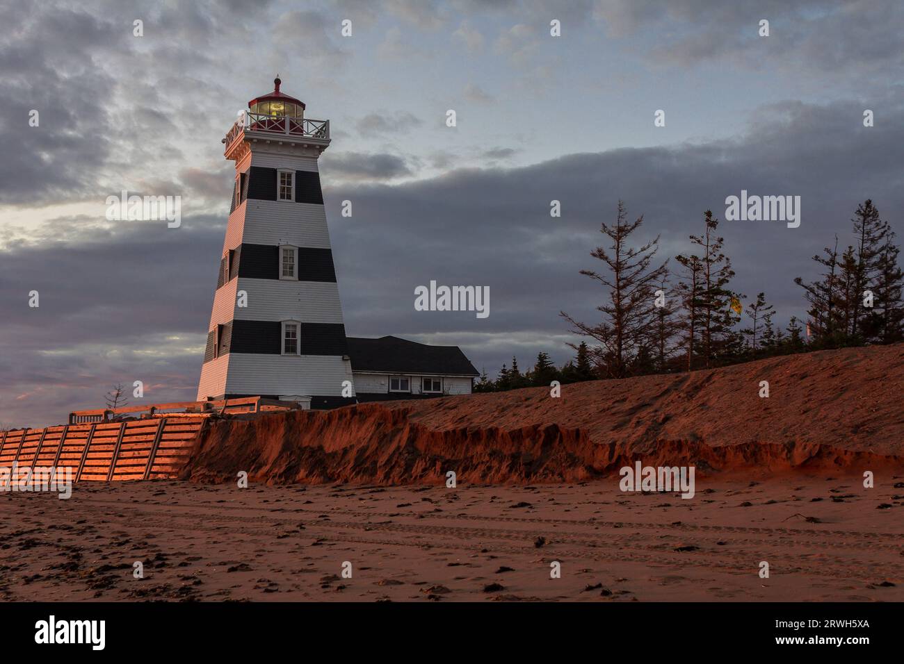 West Point Lighthouse, Prince Edward Island, PEI, Kanada, bei Sonnenuntergang im Sommer. Stockfoto