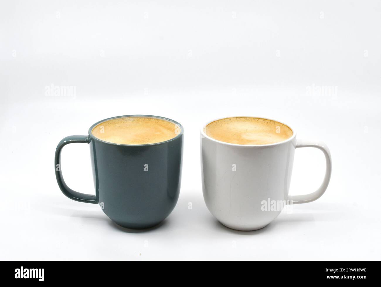 Zwei Tassen heißen Kaffee auf weißem Hintergrund. Leerzeichen kopieren. Stockfoto