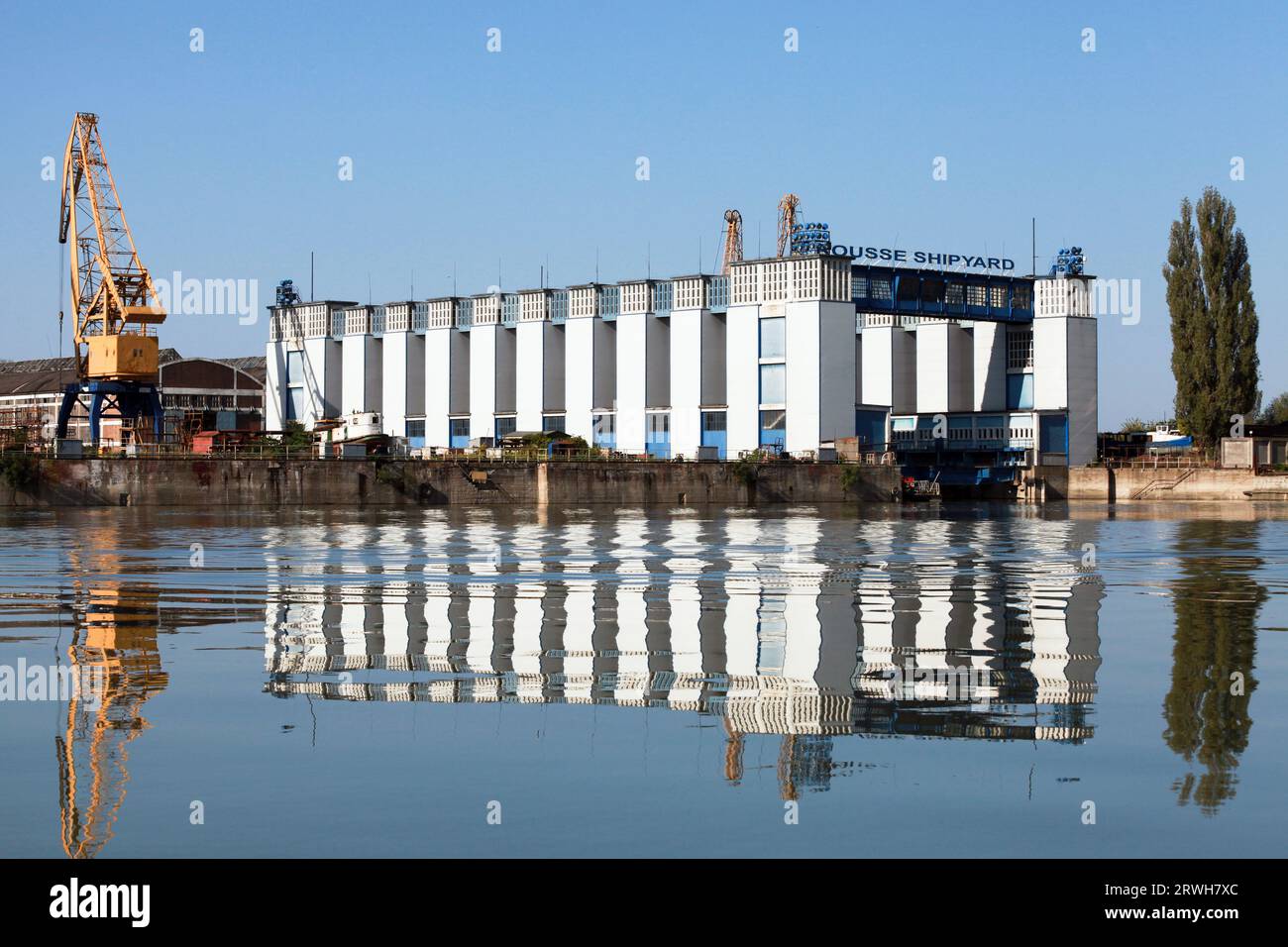 Ruse, Bulgarien - 29. September 2014: Reparatur des Trockendocks der Rousse Shipyard Company an der Donauküste Stockfoto