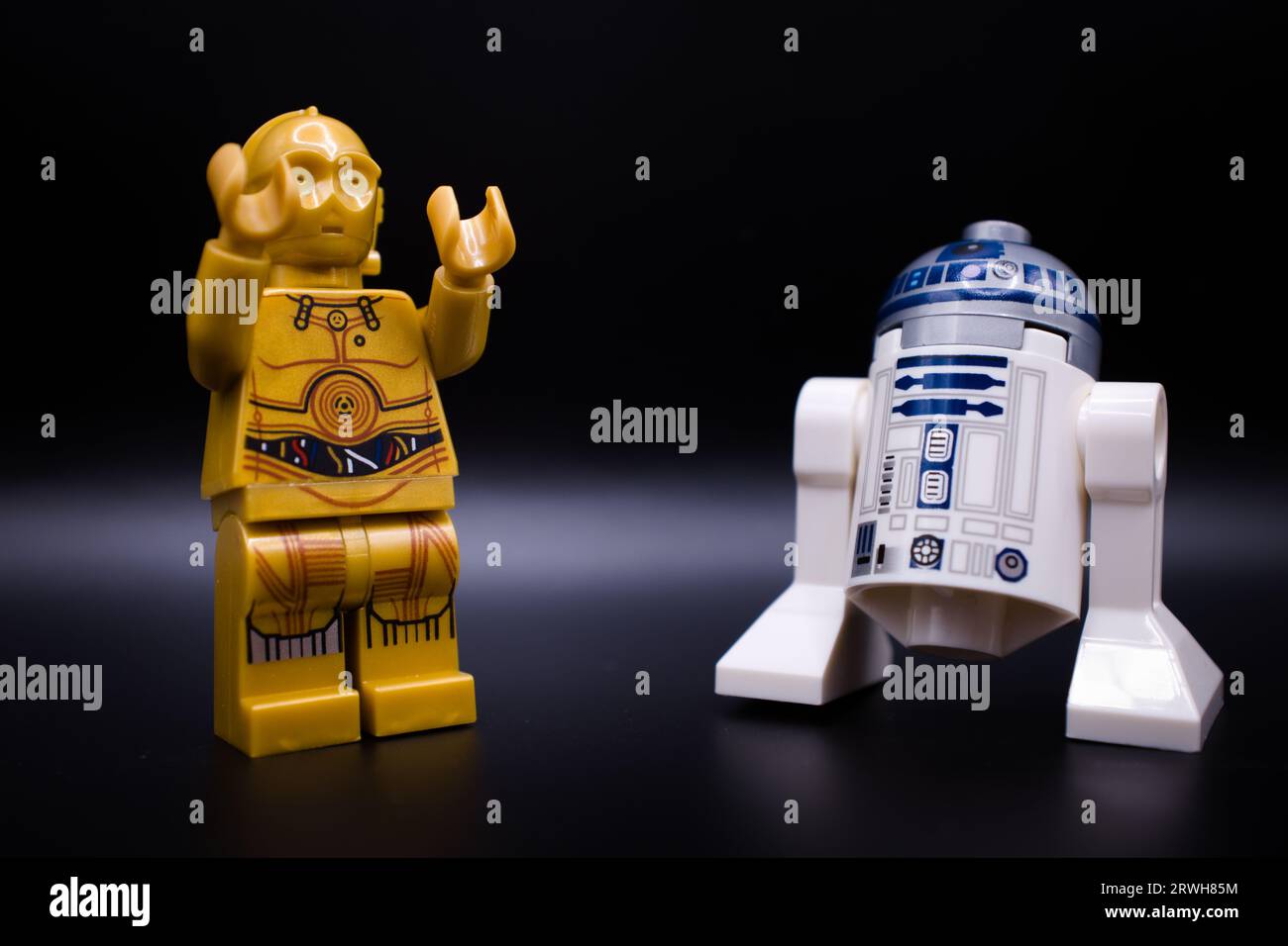 C3PO und R2D2 hängen herum Stockfoto