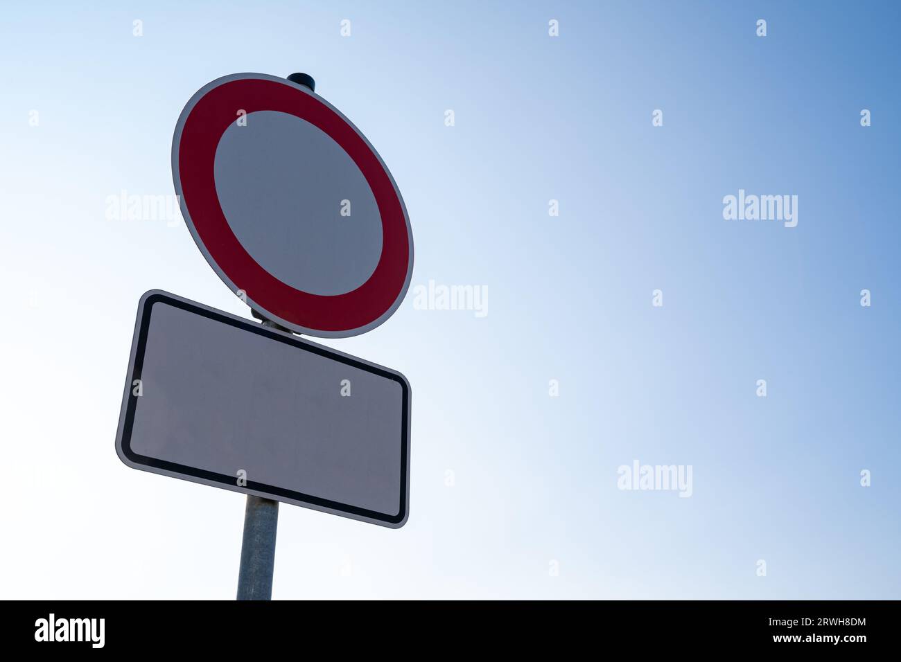 Verbotsschild rund und quadratisch mit Textfläche am blauen Himmel Stockfoto