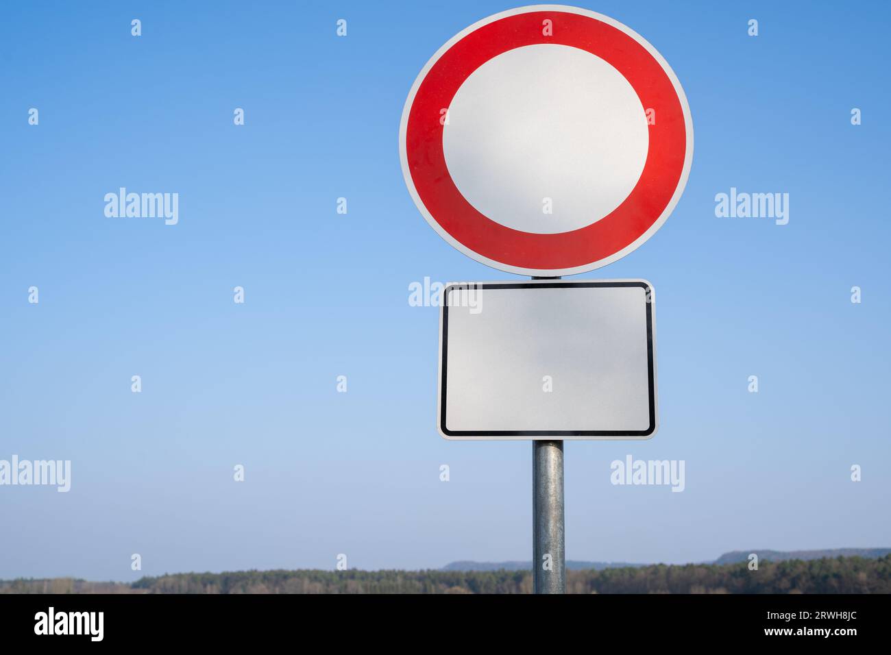Verbotsschild rund und quadratisch mit Textfläche am blauen Himmel Stockfoto